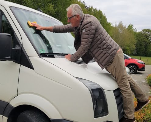 Ad wast de bus voor vertrek