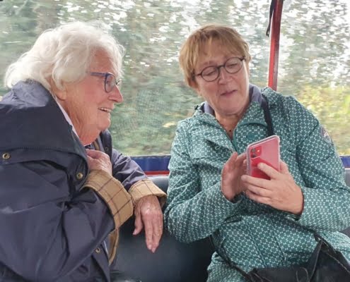 Anja samen foto's kijken